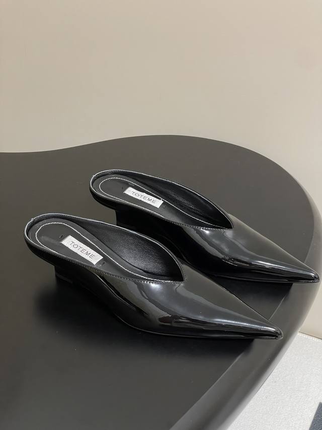 Toteme 25S Fr Hjahr/Sommer-Neuheit Retro-Pumps Mit Spitzer Zehenpartie Und Hohen