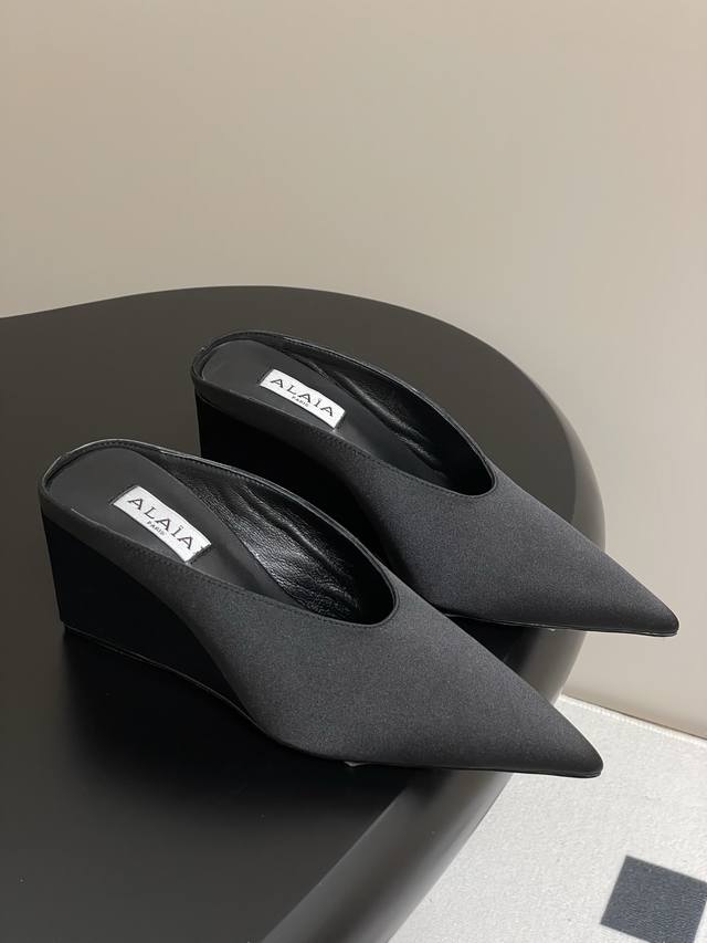 25Ss Fr Hlingsneuheit Alaia W Rfelabsatz-Mules Aus Satin Mit Spitzer Zehenpartie
