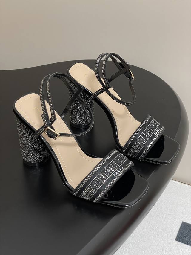 25P Sommerneuheit Dior Diamantabsatz-Sandalen Mit Quadratischer Spitze Und Grobe