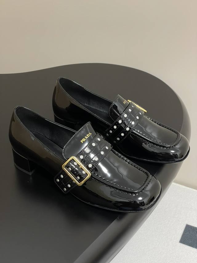 25Ssprada Prada Fr Hlingsneuheit: Loafer Mit Quadratischer Spitze, Lochmuster Un