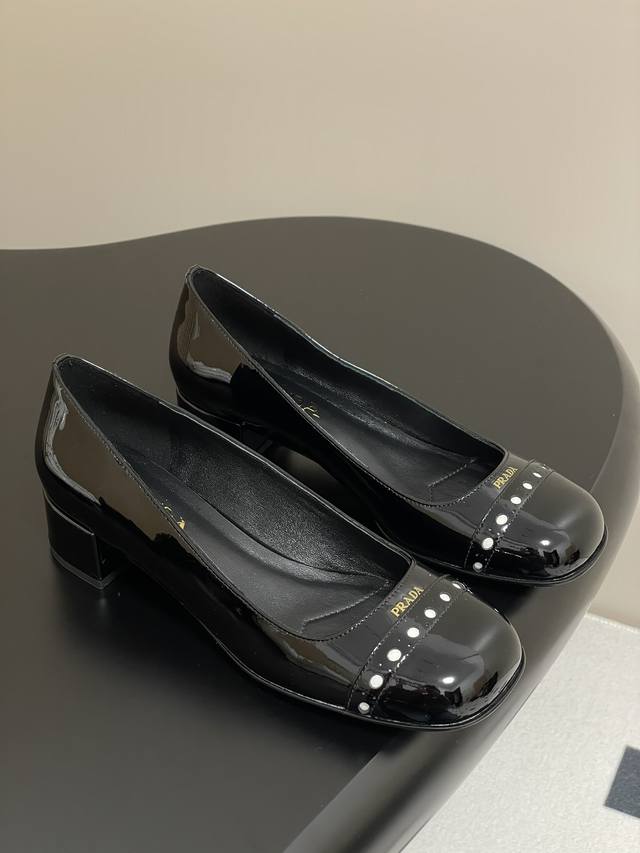 25Ssprada Prada Fr Hlingsneuheit: Pumps Mit Quadratischer Spitze Und Grobem Absa
