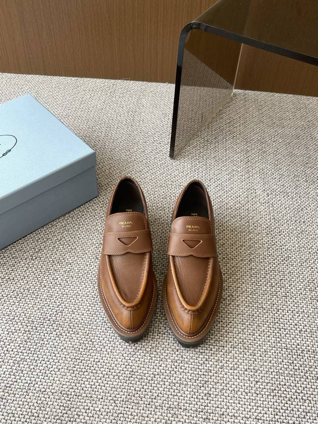 Prada Prada 25Ss Laufstegmodell Retro-Loafer Im Britischen Stil Mit Spitzer Zehe