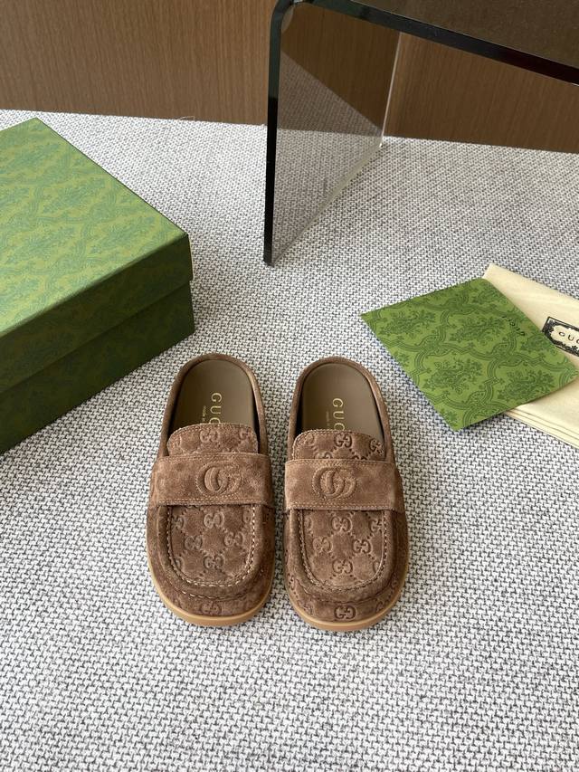 Gucci 2025 Neuheit: Mules Mit Dicker Sohle, Verschlie Barem Riemen Und Gro Em G-