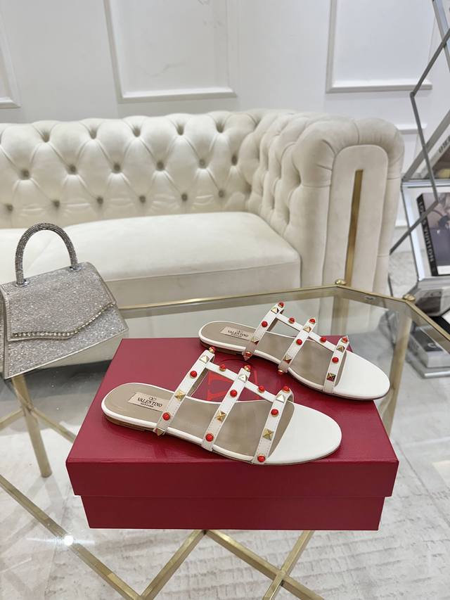Valentino25Ss Neues Produkt Aus Der Boutique. Ein Must-Have, Das Bei Streetstyle