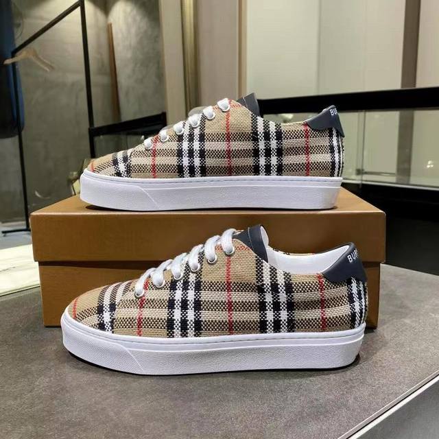 Niedrige Sneakers, Neues Modell Aus Glattem Leder Mit Dynamischen Zierstreifen U