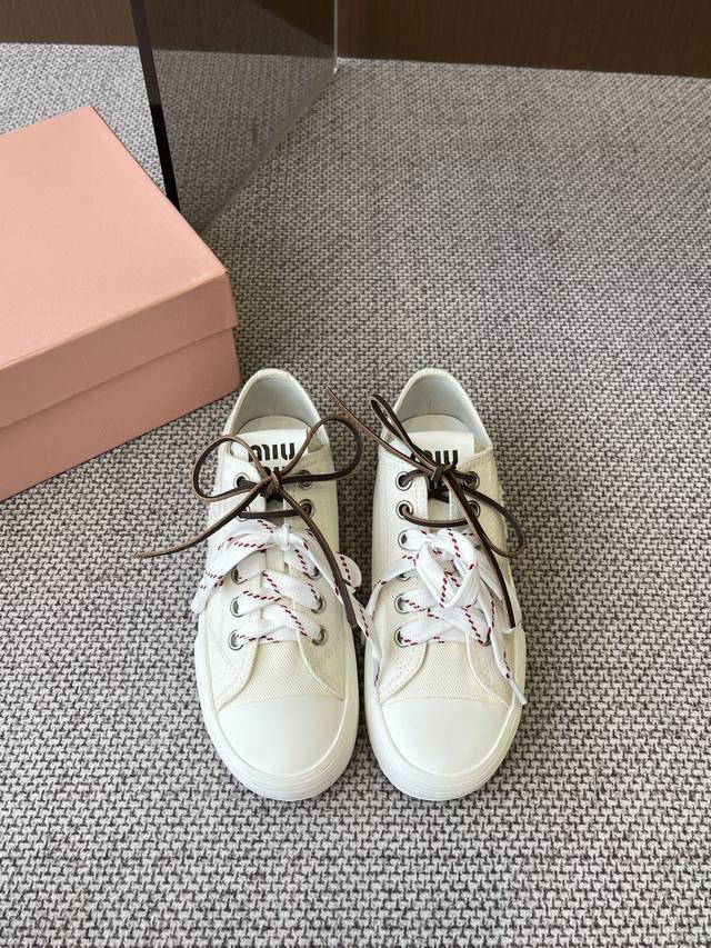 Miumiu Miu Miu Neueste Amerikanische Retro-Sandalen Mit Zwei Schn Rsenkeln Ein M