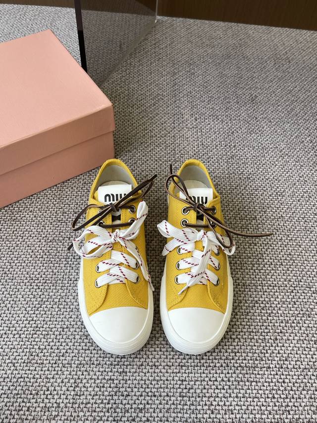 Miumiu Miu Miu Neueste Amerikanische Retro-Modelle Mit Zwei Schn Rsenkeln Ein Mu