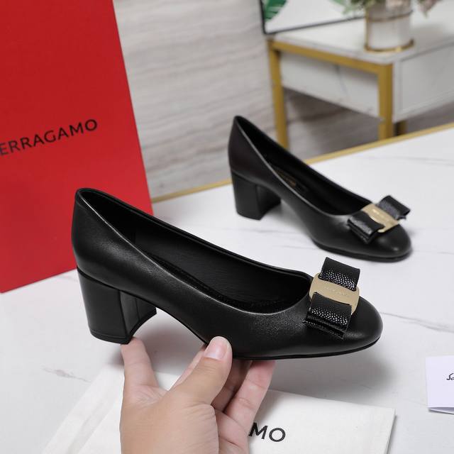 Sonderpreis: H Chste Version Sf Ferragamo Neue Runde Pumps Mit Hufeisenverschlus