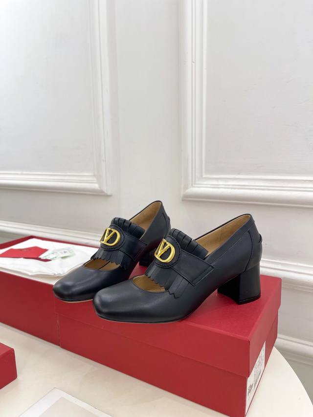 Valentino Valentino 2025 Ss Early Spring New Arrival Large V-Shaped Buckle Fring