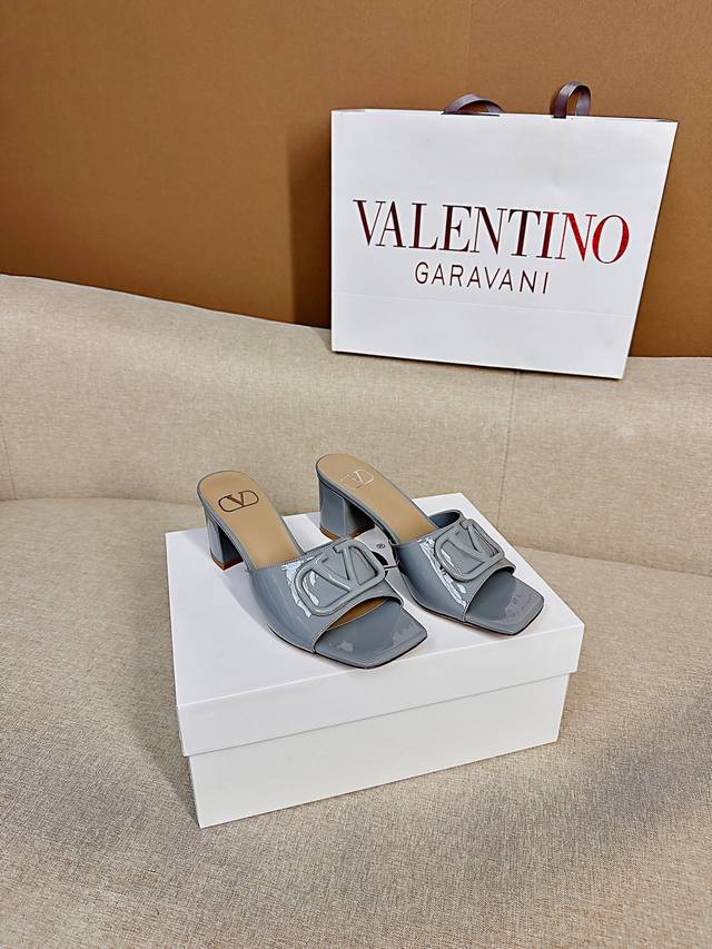 Top-Tier Edition - Genuine Leather Sole Valentino Classic Versatile V-Buckle Chu