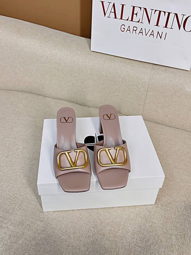 Top-Tier Edition - Genuine Leather Sole Valentino Classic Versatile V-Buckle Chu