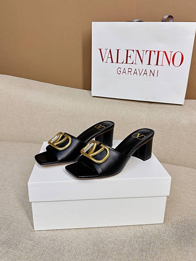 Top-Tier Edition - Genuine Leather Sole Valentino Classic Versatile V-Buckle Chu