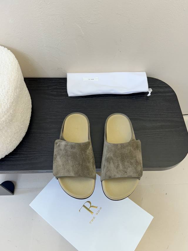 The Row 25 Spring/Summer New Arrival Simple Round-Toe Flip-Flops! A Young Brand