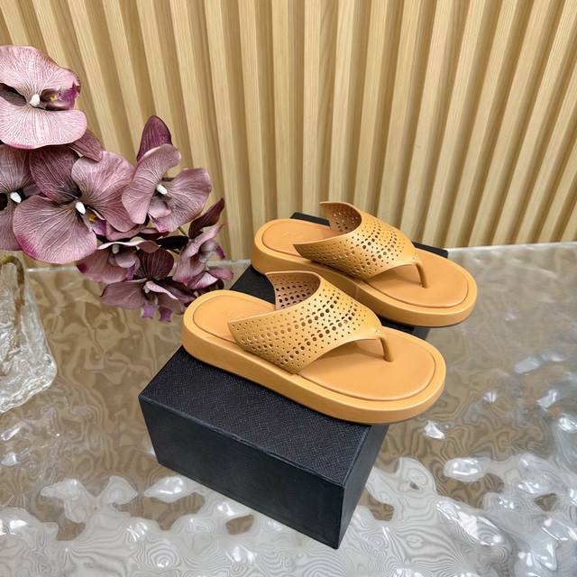 Alaia 2025 Spring/Summer New Arrival Hollow-Carved Thick-Soled Thong Sandals! Th