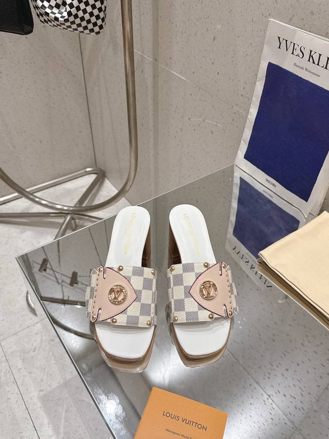 Top-Tier Version, Leather-Paneled Slipper Series. This Lv Frame Flat Sandal Feat