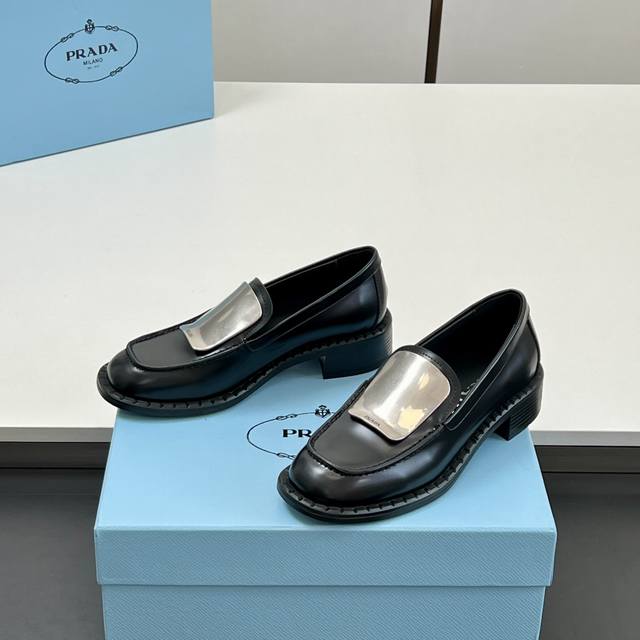 High Version With Open-Toe Pearl. 2025 New Model Prada Runway-Inspired Metal Log