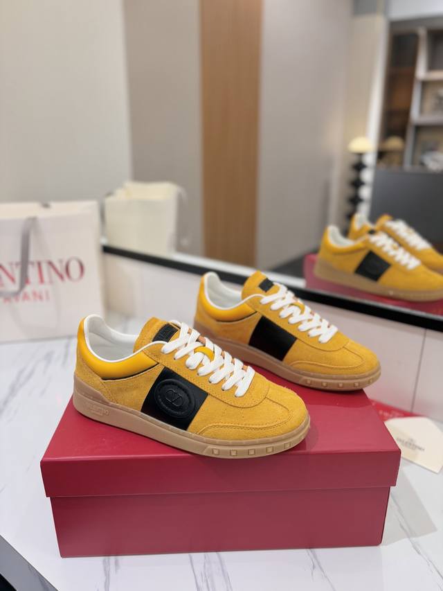 Factory Price For Both Men And Women: Valentino Store-Synchronized New-Style Low