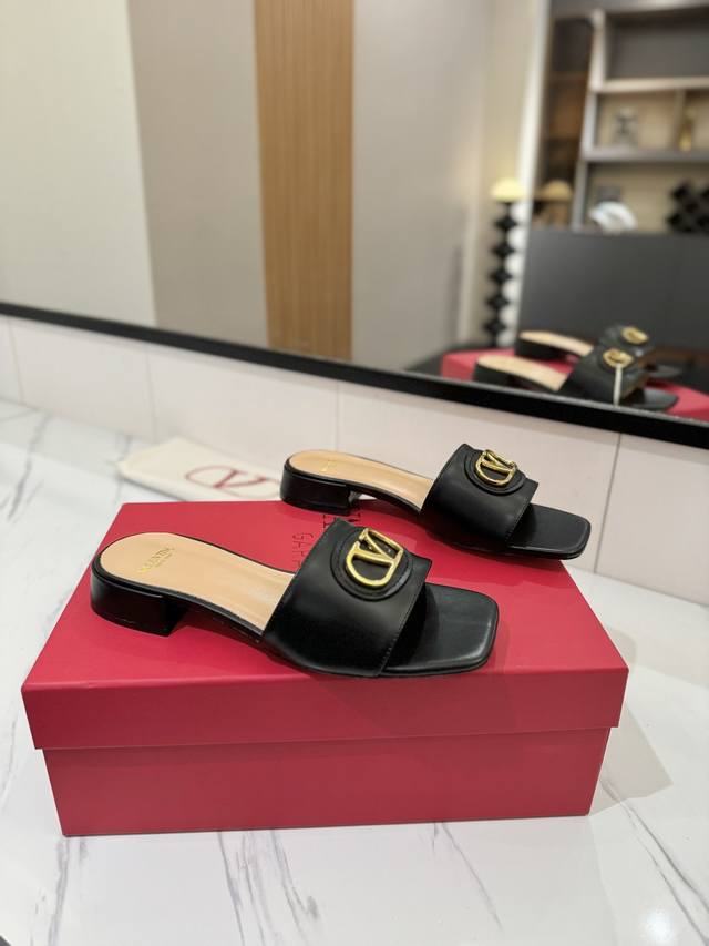 Factory Price: Valentino 2025 Valentino Latest Early Spring New V-Buckle Flat Sa