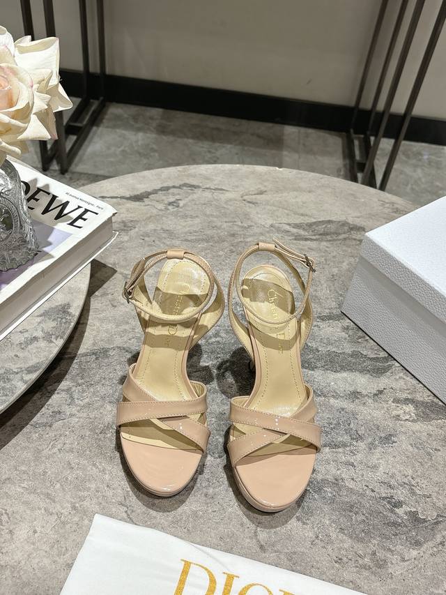 Dior Dior 2025 Spring And Summer Catwalk New Tribales High-Heeled Cross-Strap Op
