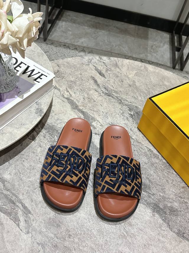 Fendi, The Main Series Of Slippers For Couples In The Fendi Catwalk, New Product