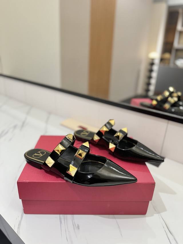 Valentino The New Season's Warren Slippers Are So Beautiful, With Special Textur