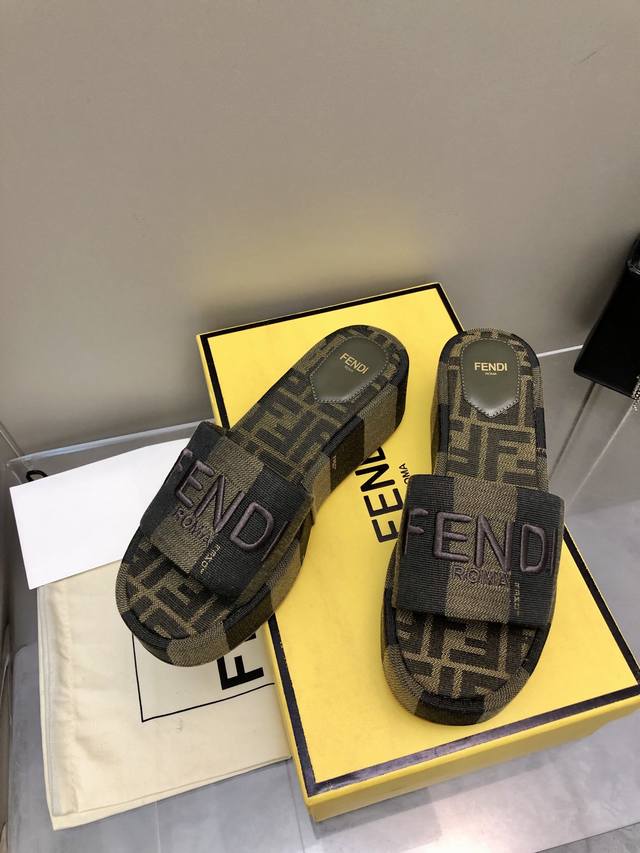 2025 The Latest Spring And Summer Newest Popular Catwalk Embroidered Logo Slippe
