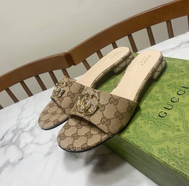Cloth Gucci Small Round-Toed Thick-Heeled Sandals, With Diamond Double Buckles,