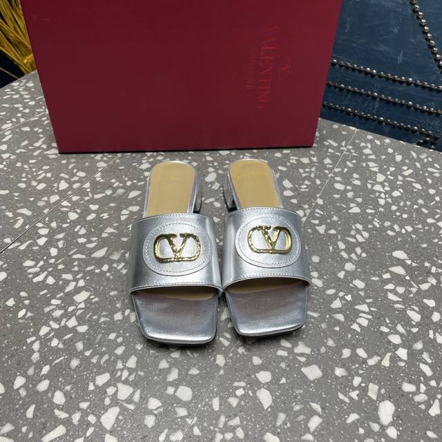 Valentino Upper: Cowhide Lining: Sheepskin Outsole: Genuine Leather Outsole Size