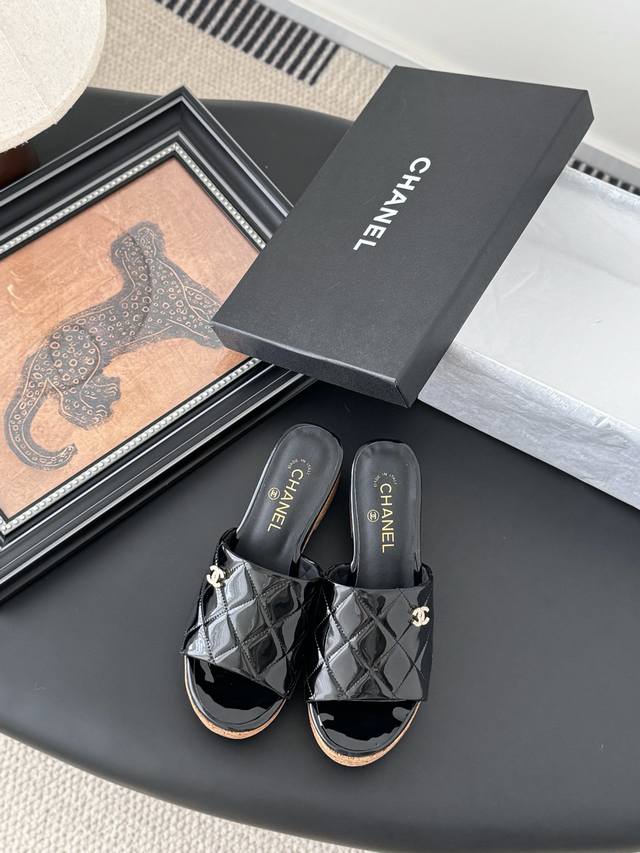 Chanel 25P New Waterproof Platform Slippers Cowhide Patent Leather Sheepskin Lin