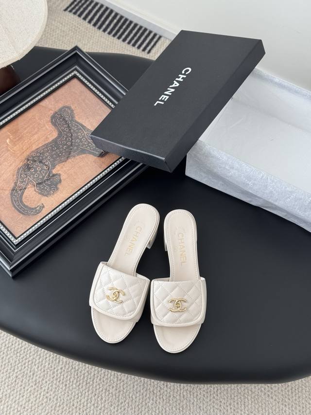 Chanel 25C New Schoolbag Buckle Slippers The Classic Schoolbag Buckle Design Is