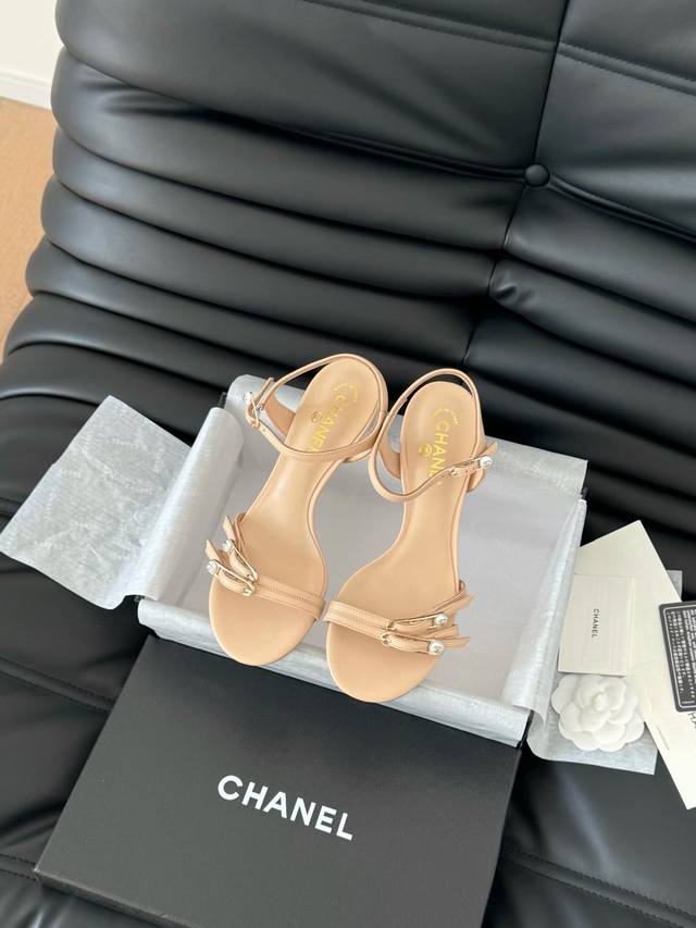 Chanel Vintage Middle Ages Series Large Logo Sandals Simple But Not Simple Style