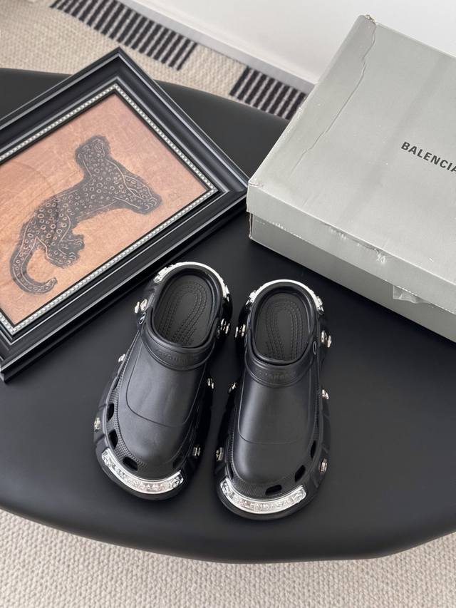 Balenciaga Co-Branded Crocs Balenciaga's New Thick-Soled Crocs And Slippers Bale
