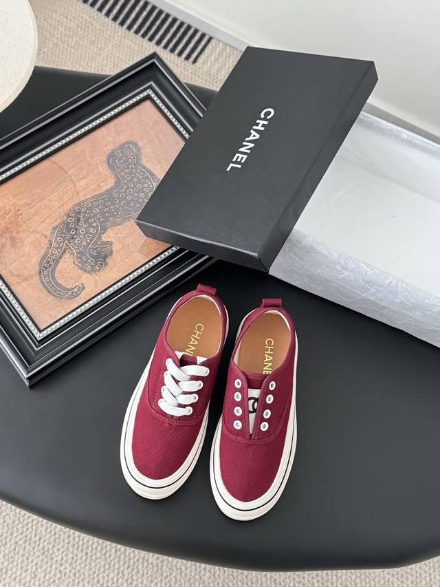 With White Airplane Box Chanel 25C Hidden Casual White Shoes! Full Of Vintage Fe