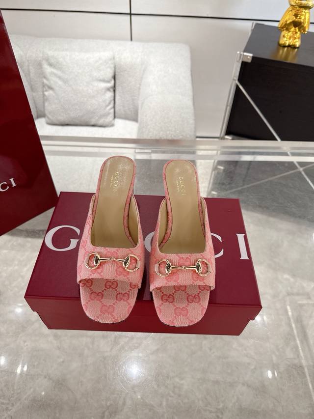 Gucci Women's Horsebit Horse Mouth Slippers This Unique Shoe Is Made Of High-Qua