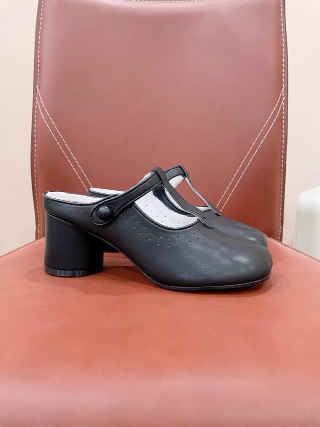 Certified Pleated Maisonmargiela, Split-Toe High-Heeled Shoes. The Fabric Is Mad