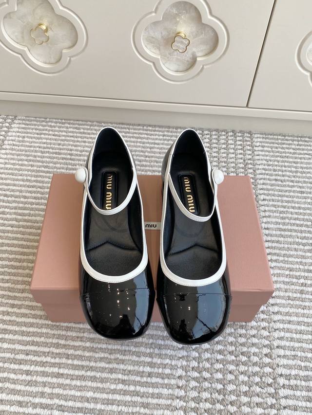 Miumiu New Product Show Model Retro Two-Color Block Heel Mary Jane Single Shoe T