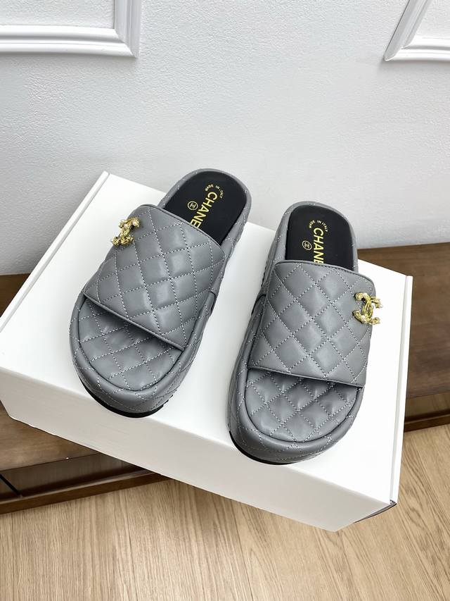 Chanel2025 New Diamond-Shaped Height-Increasing Thick-Soled Slippers Many Celebr