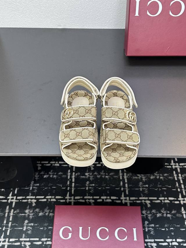 Step On The Clouds And Be Windy! This Summer's Must-Have Thick-Soled Sandals Wil