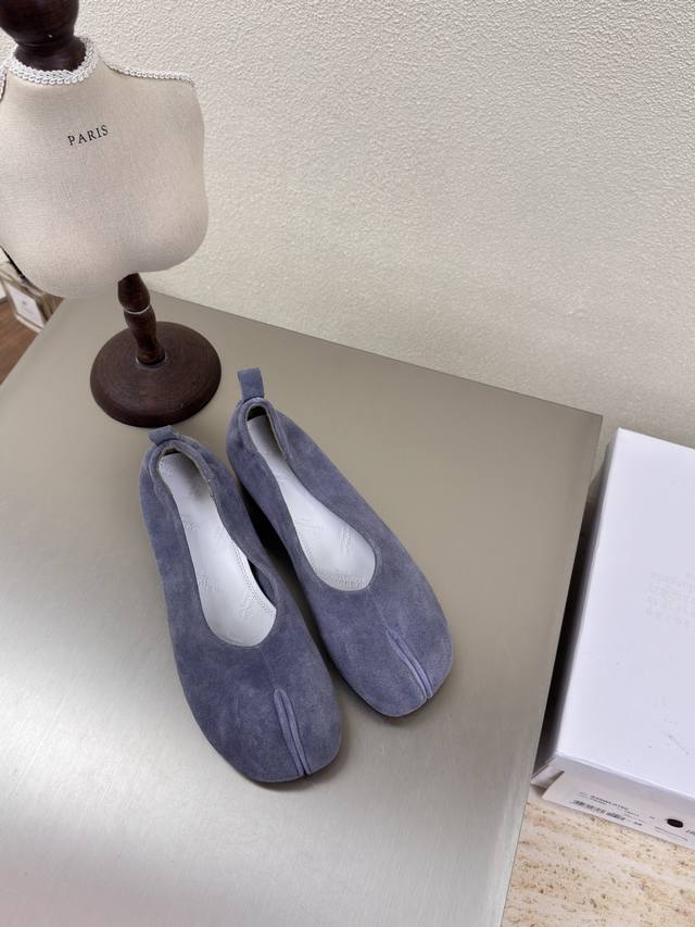 Flat-Soled Split-Toe Grandma Shoes Mm6 Maison Margiela High-Gloss Cowhide Suede