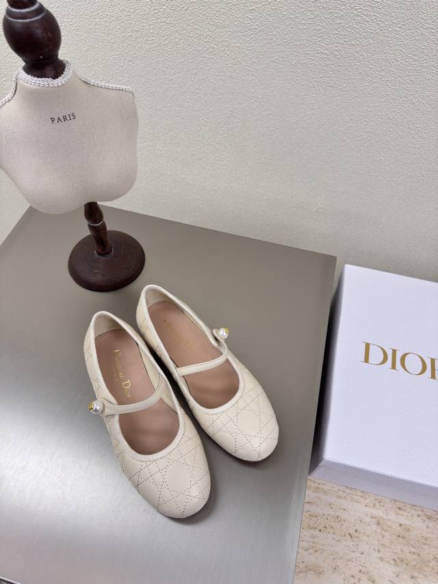 Off-White Flat Sole With Pearl Decorations, High-Quality Logo With A Luxurious F