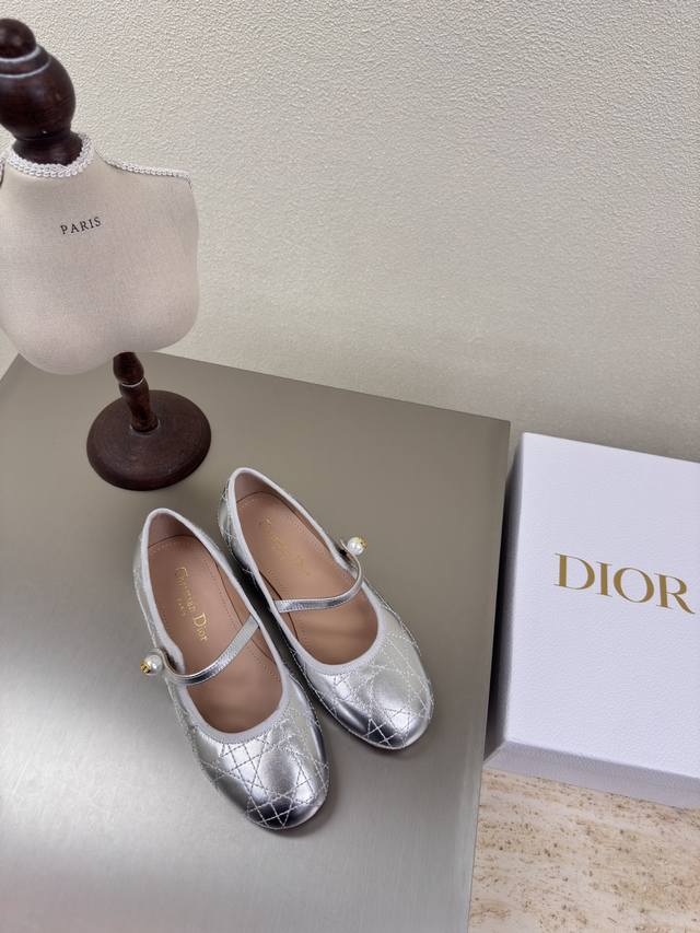 Silver Flat Sole With Pearl Decorations, High-Quality Logo With A Luxurious Feel