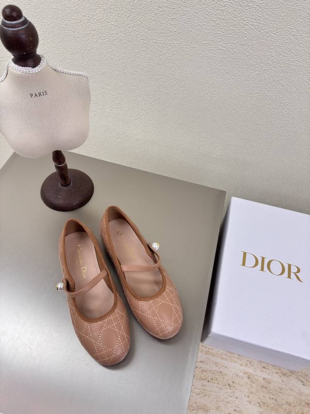 Apricot Flat With Pearl Decoration, High-Quality Logo With A Luxurious Feel, Upg