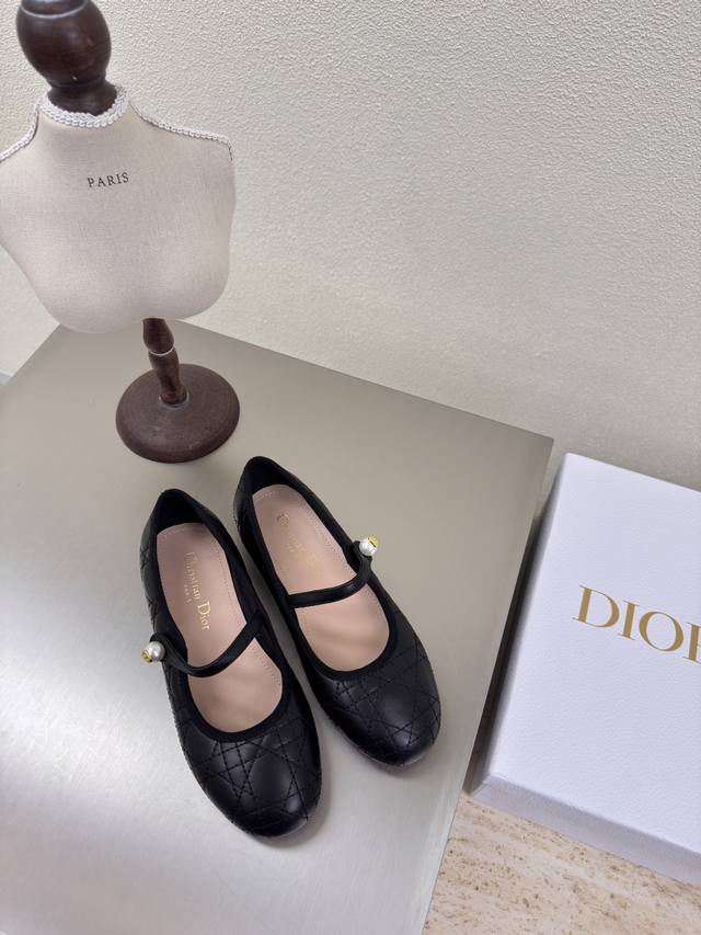 Black Flat Sole With Pearl Decorations, High-Quality Logo With A Luxurious Feel,