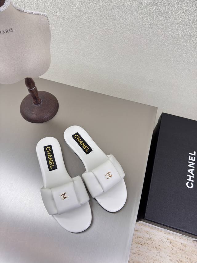 Chanel Super Comfortable Bread Slippers Hardware Logo Adds Comfort And Style Whi