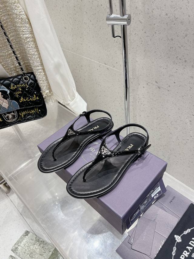 High Version Prada Flip-Flops Flip-Flops Fabric: Patent Leather Sheepskin Origin