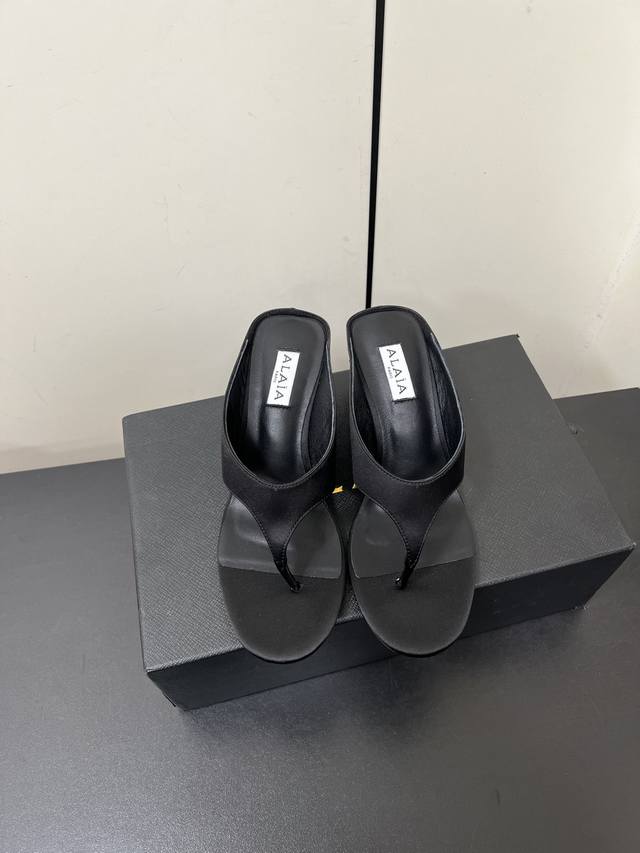 Alaia2025 Spring And Summer New Simple Silk Wedge Heel Flip Flops Slippers Speci