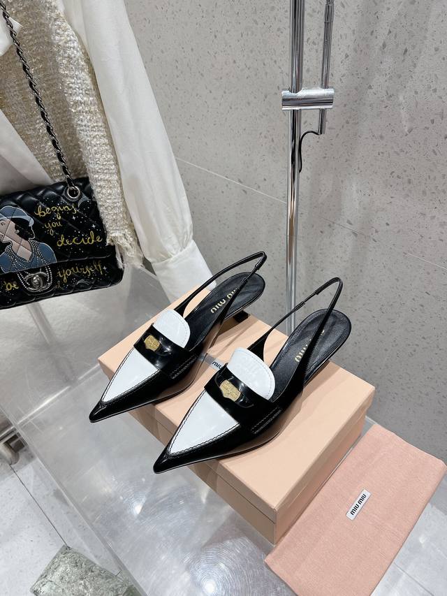 High Version Miumiu Miu Miu Catwalk Style Kitten Heel Pointed Toe Sandals A Hit