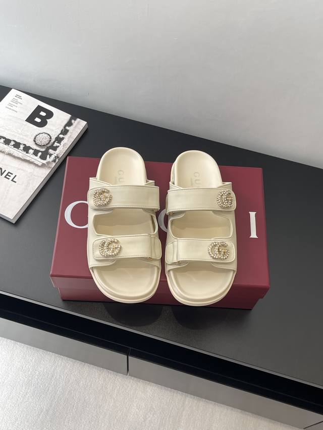 Gucci Spring/Summer New Double G Diamond Buckle Leather Sandals. This Pair Of Sa