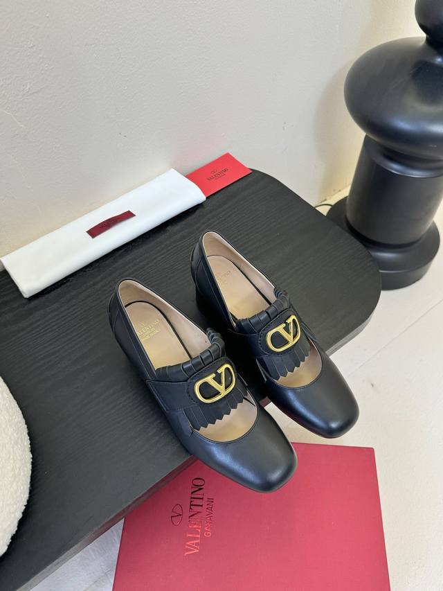 Valentino Valentino Upper: Korean Wax Leather Lining: Sheepskin Heel Height: 5.5