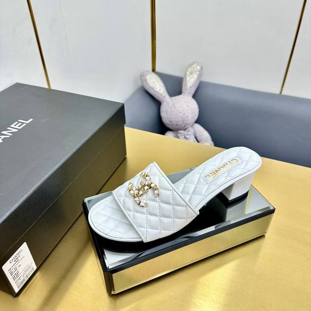 2025 Spring And Summer New Chanel This White Slipper Is Full Of Luxury Style. Th